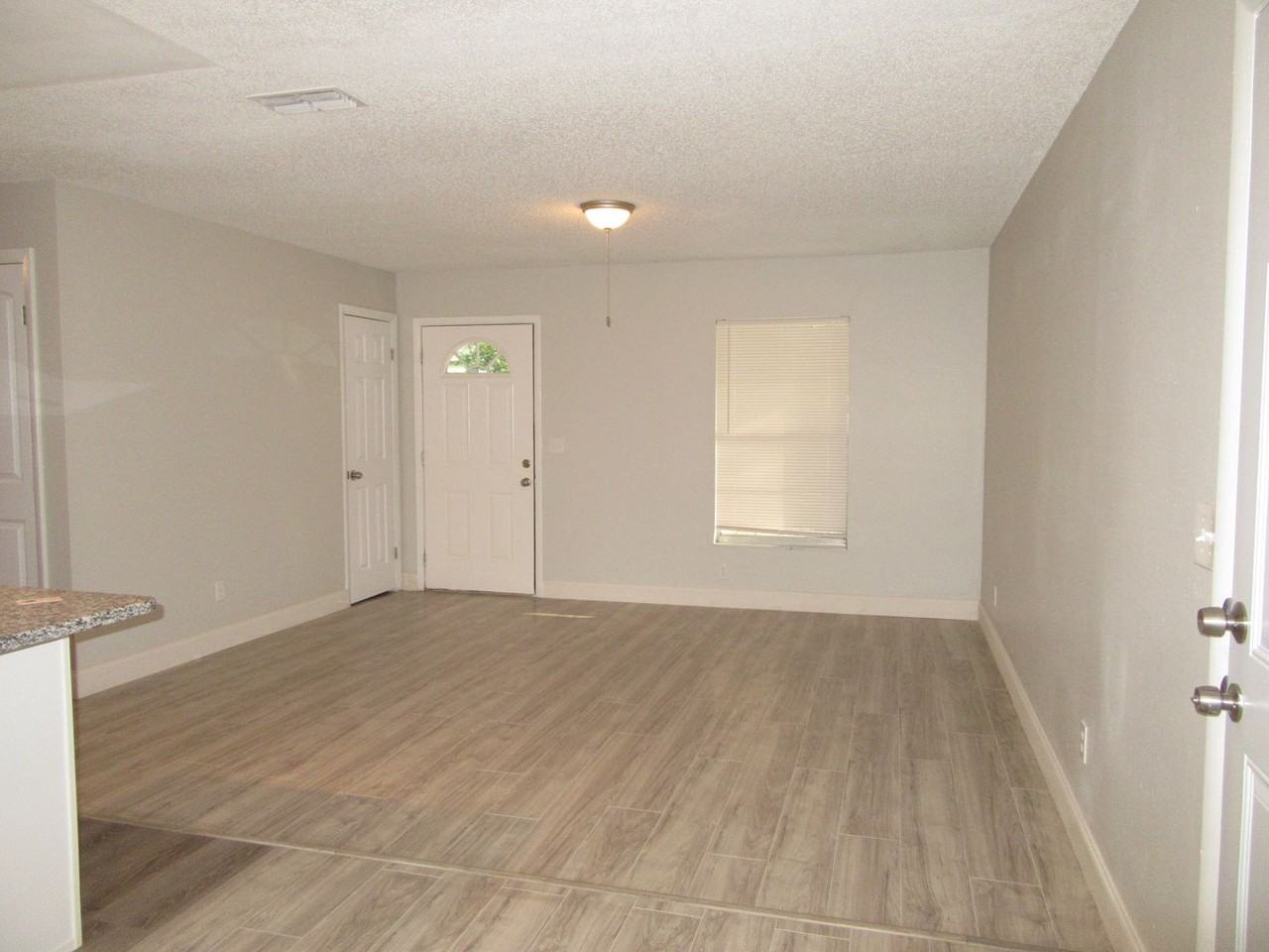 1309 Ne 20th St - Photo 5 of 20