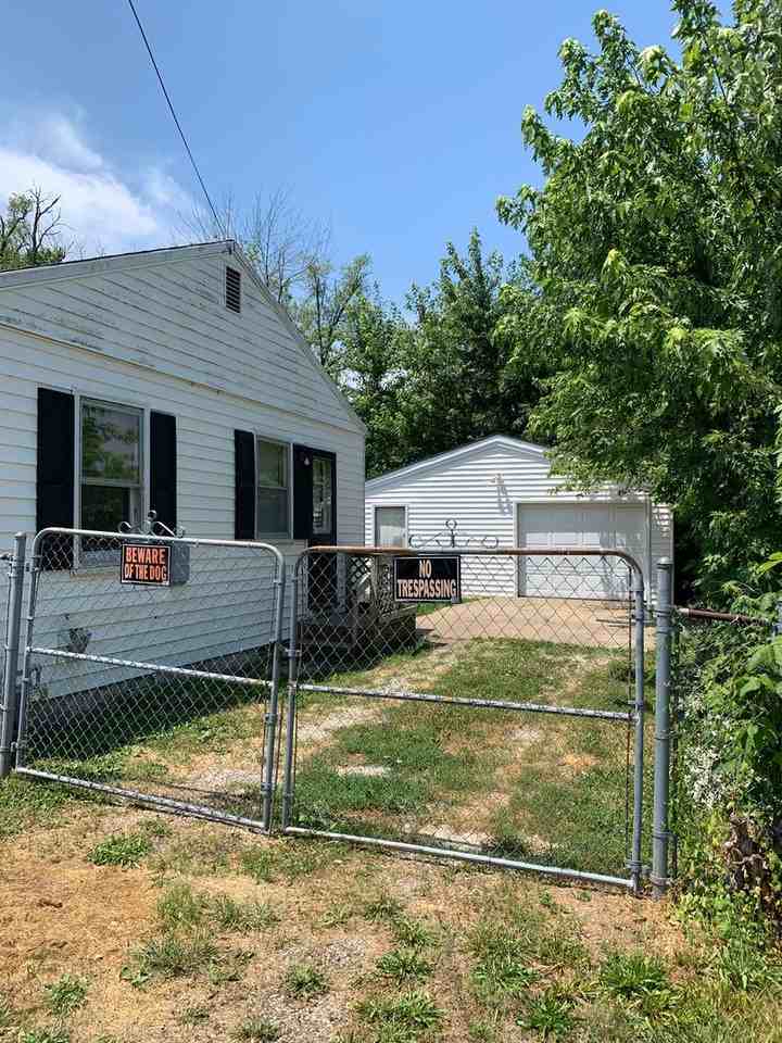 1109 Gray St - Photo 2 of 10