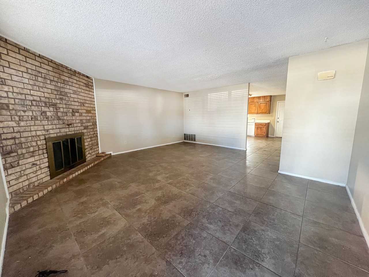 3302 N Vista Dr - Photo 2 of 7