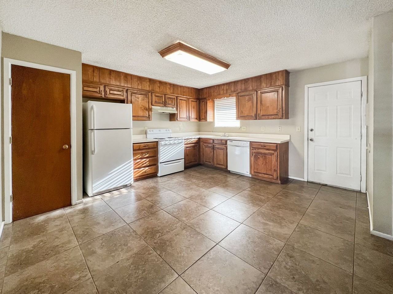 3302 N Vista Dr - Photo 3 of 7