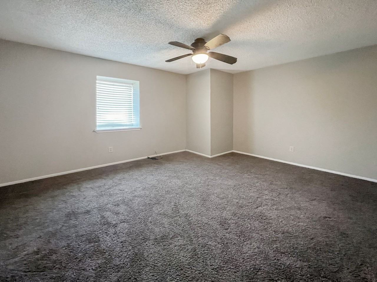 3302 N Vista Dr - Photo 5 of 7