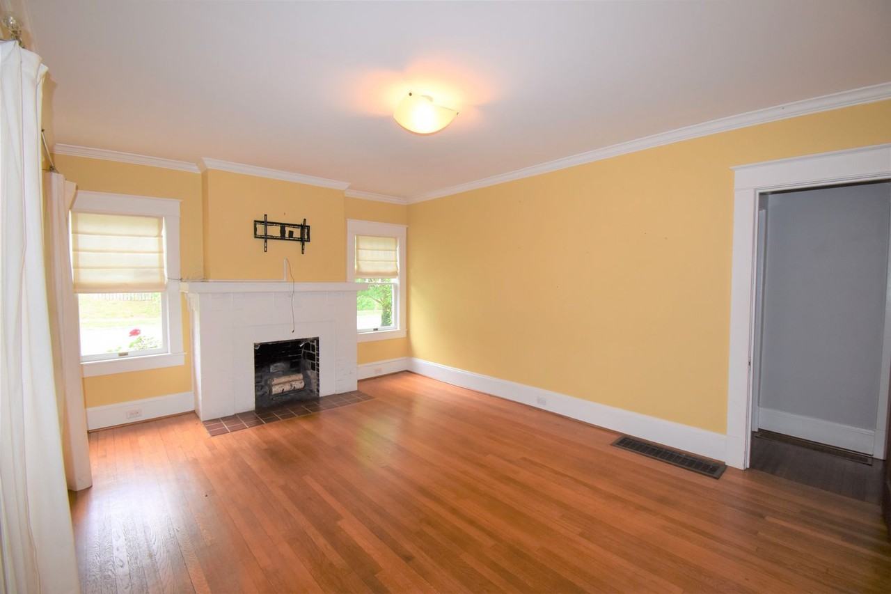 404 Hillside Dr - Photo 3 of 19