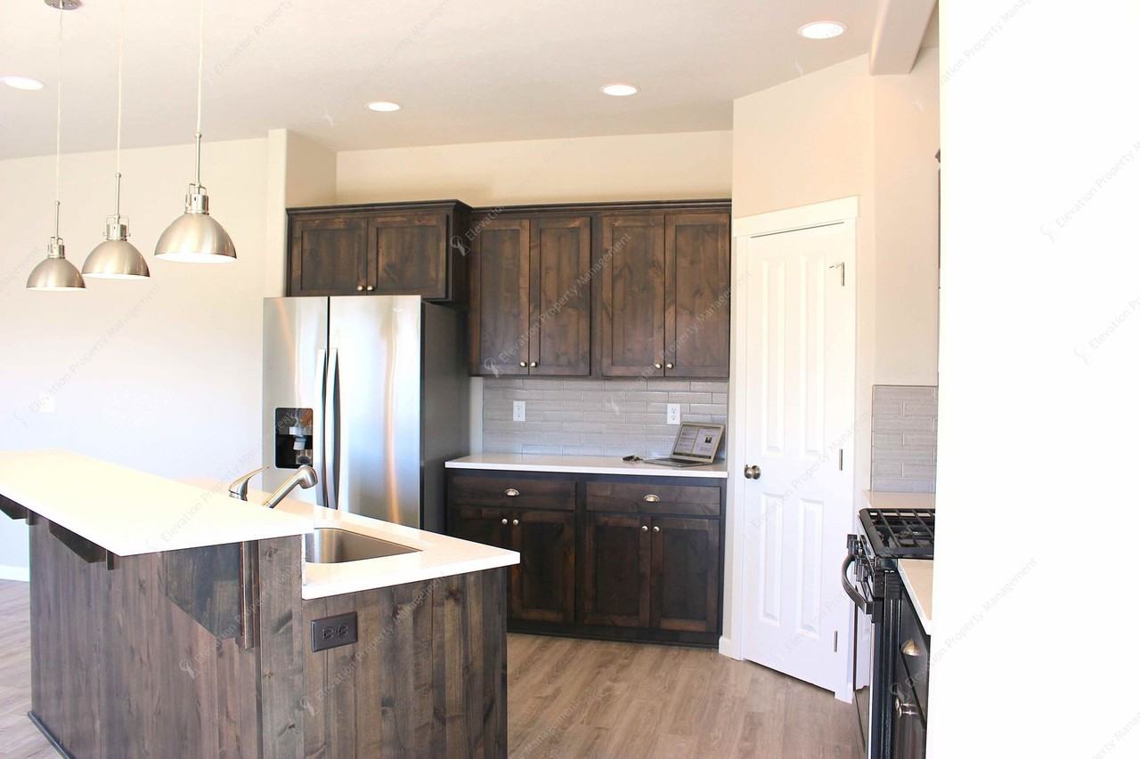 3010 Nw Dogwood Ave - Photo 2 of 24