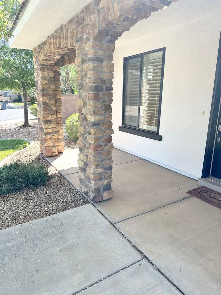 390 E Munich Dr - Photo 3 of 32