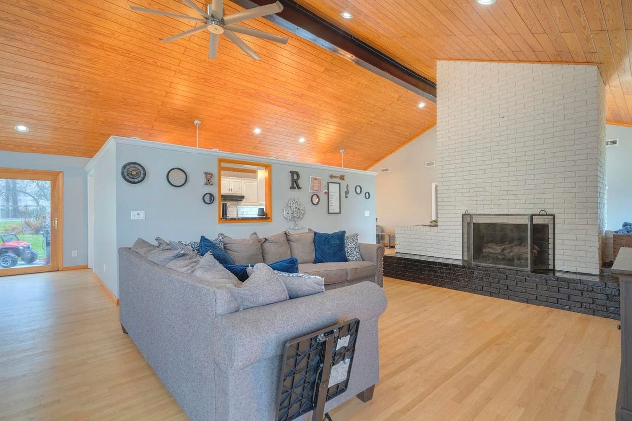 202 Fincastle Dr - Photo 2 of 28