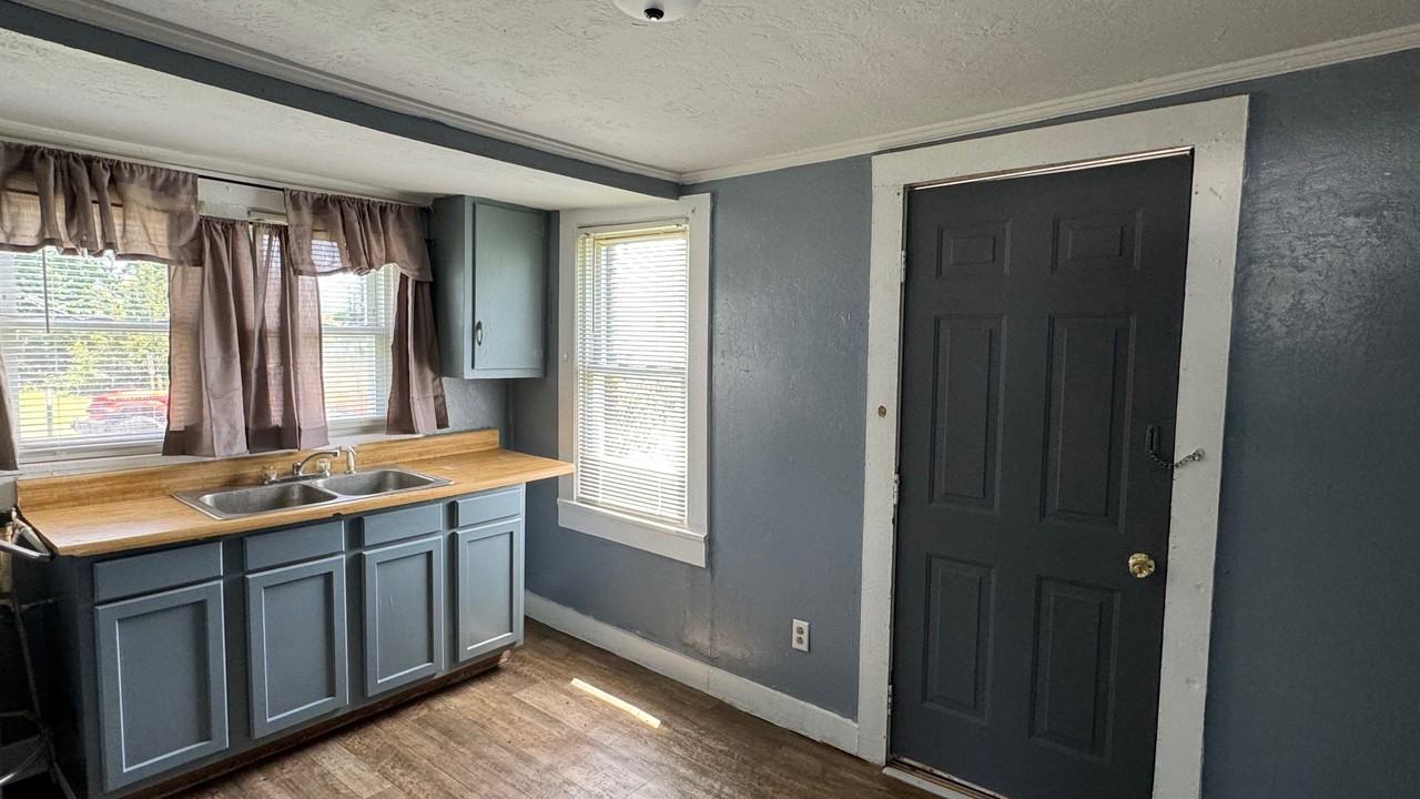 910 W Morris St #1 - Photo 2 of 6