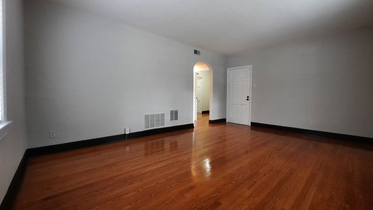 1019 Sanford Ave - Photo 4 of 8