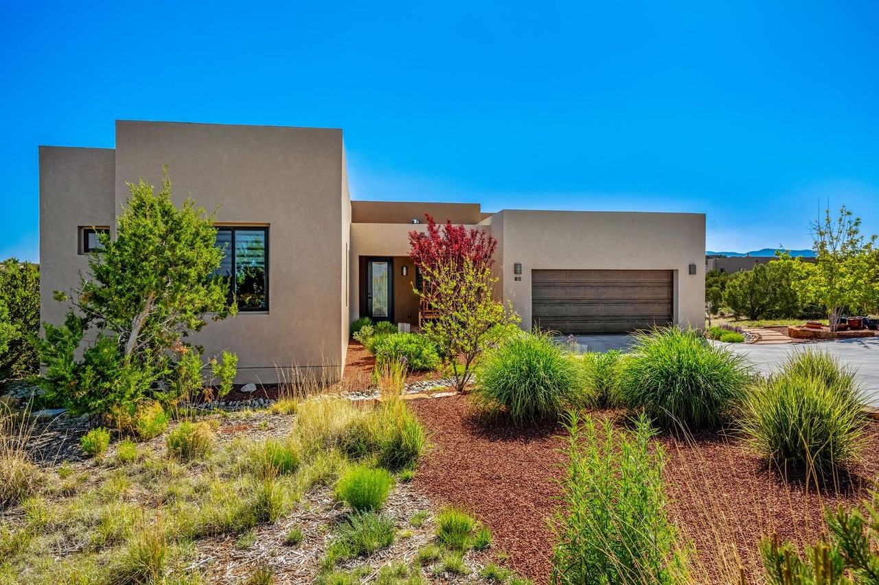 18 18 Via Harena *LEASE PENDING* - Photo 2 of 40