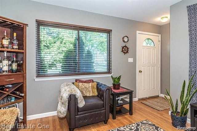 3800 Elmhurst Ave - Photo 7 of 11