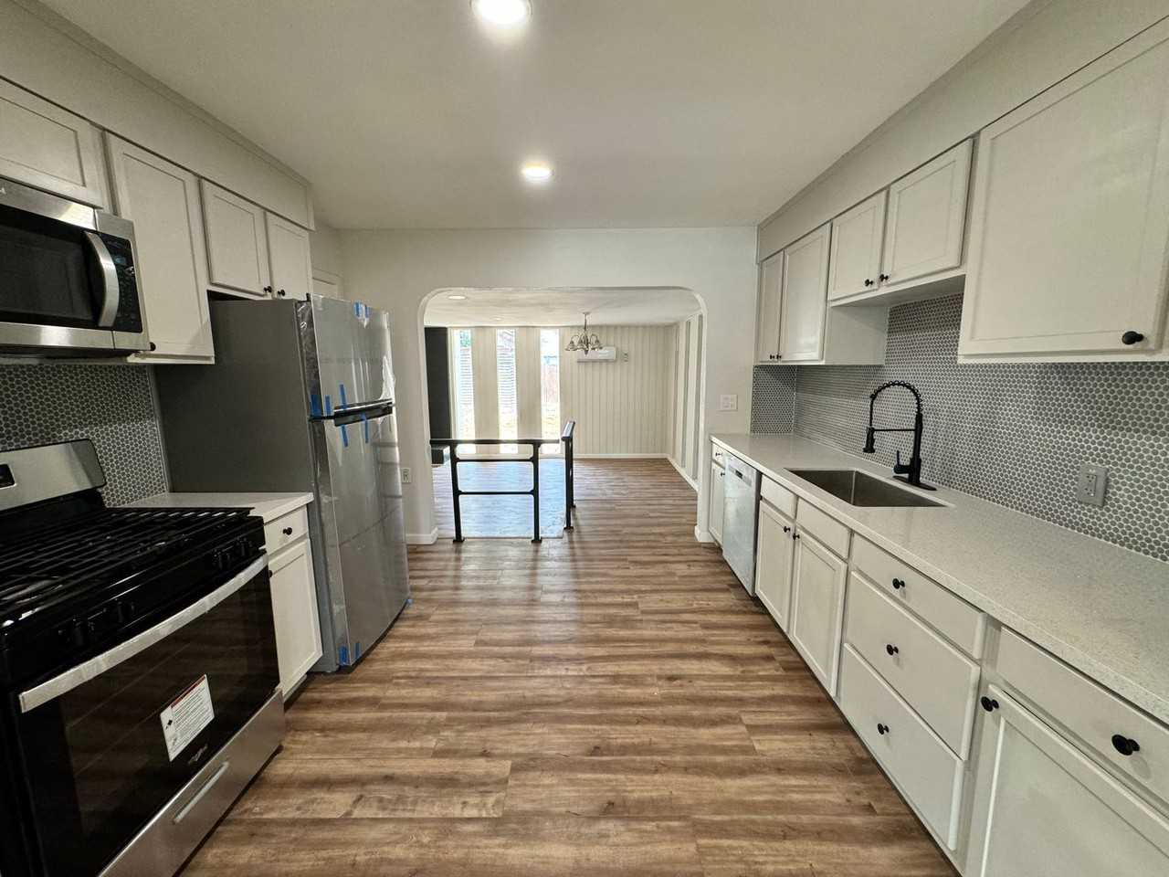 2608 43rd St - Photo 4 of 18