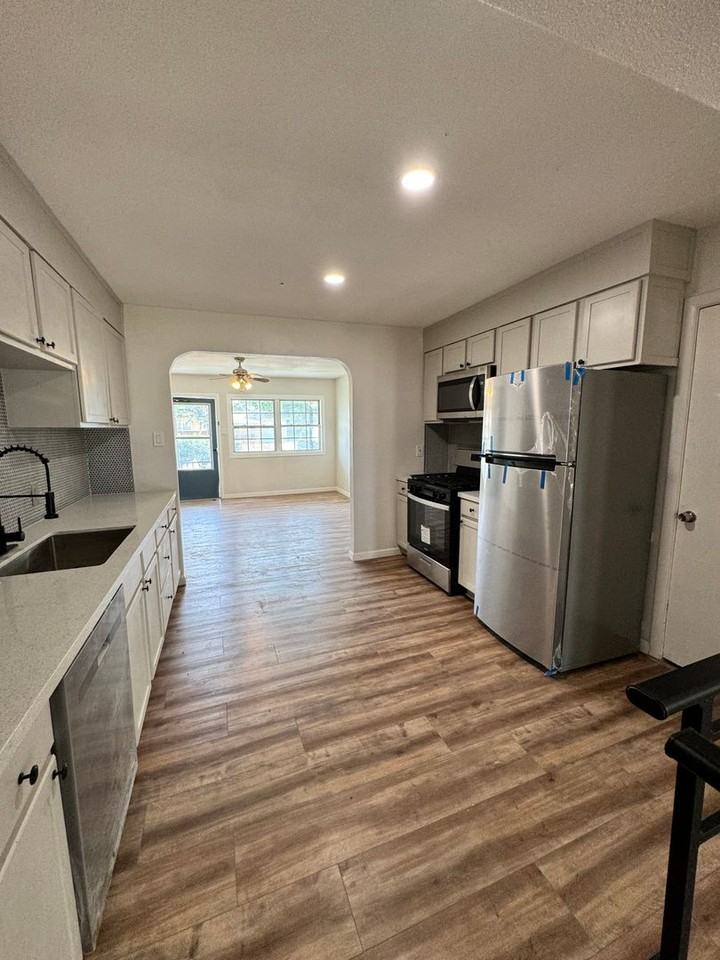 2608 43rd St - Photo 5 of 18