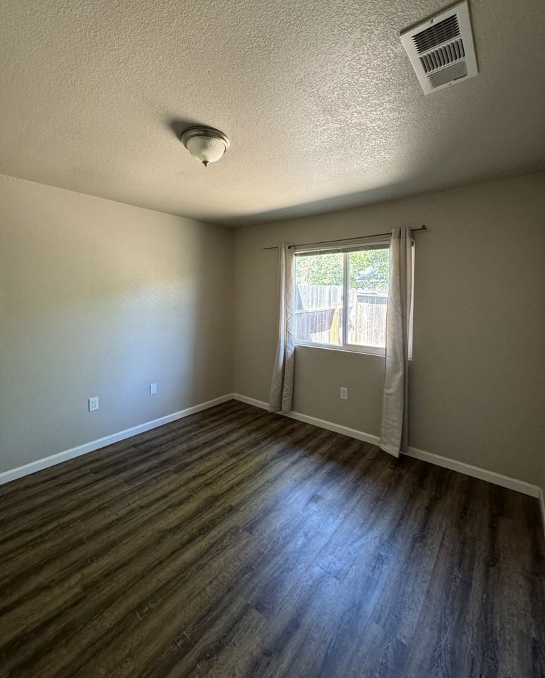 582 Angelus St #C - Photo 3 of 6