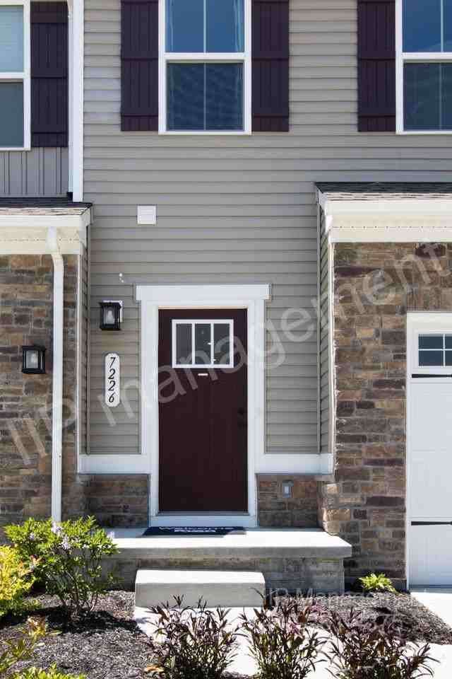 7226 Hillsview Dr - Photo 2 of 32