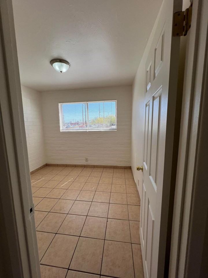 1650 // 4908 South 13th Avenue - Photo 4 of 9