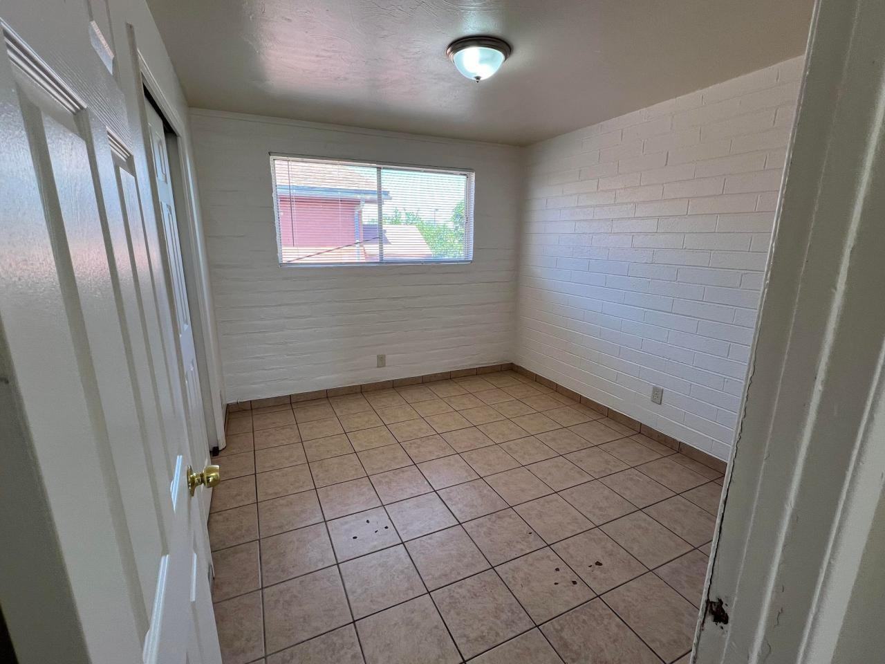 1650 // 4908 South 13th Avenue - Photo 5 of 9