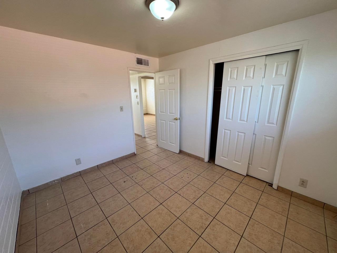 1650 // 4908 South 13th Avenue - Photo 6 of 9