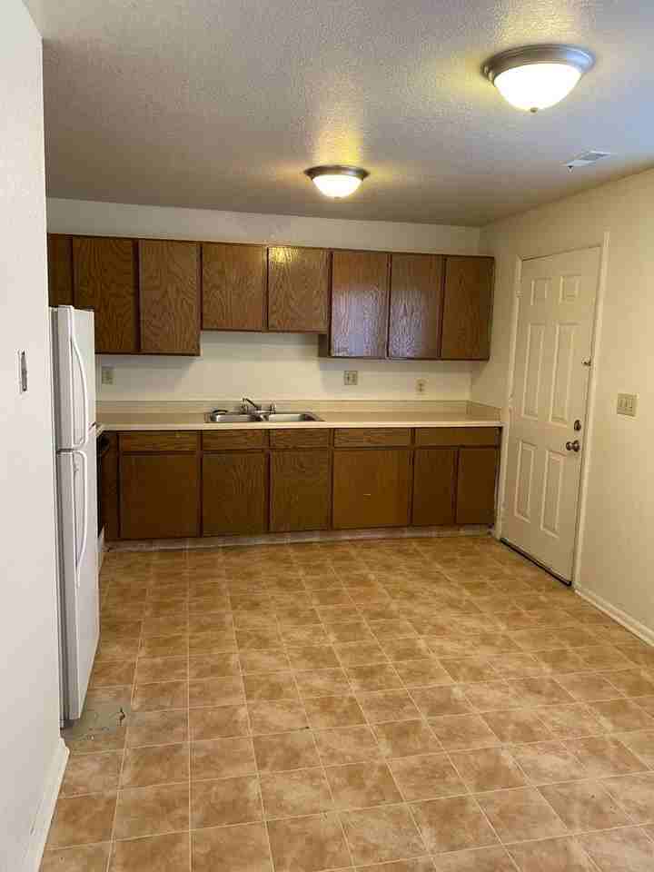 439 S 200 E - Photo 2 of 6