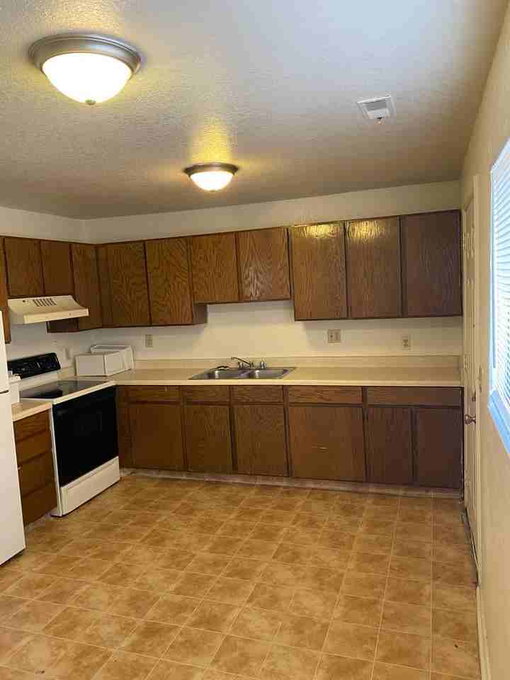 439 S 200 E - Photo 3 of 6