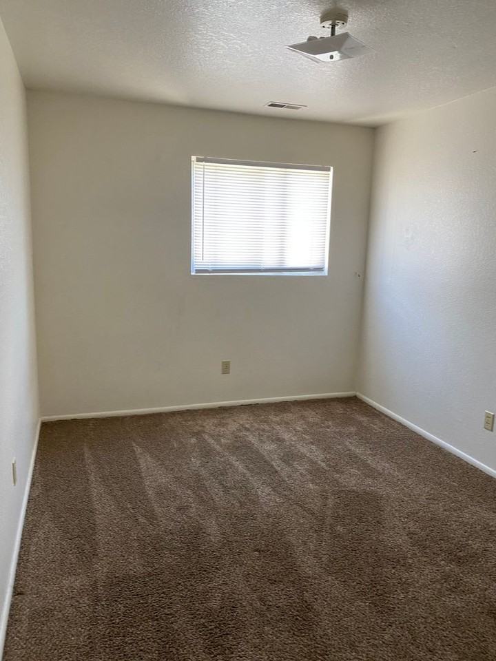 439 S 200 E - Photo 5 of 6