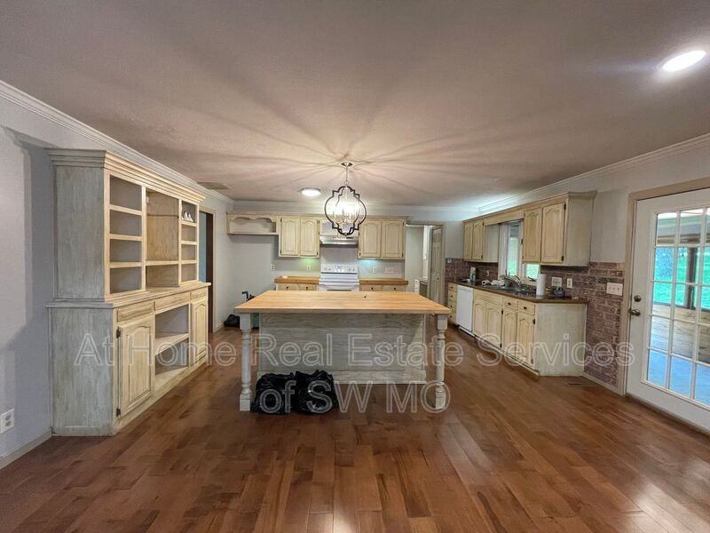 4410 E Valley Rd - Photo 3 of 20