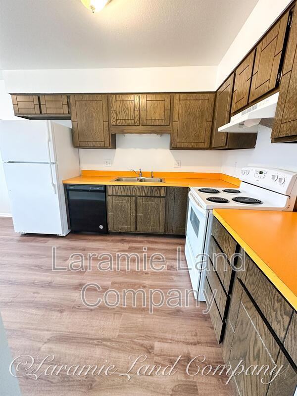 1115 Downey St - Photo 4 of 11