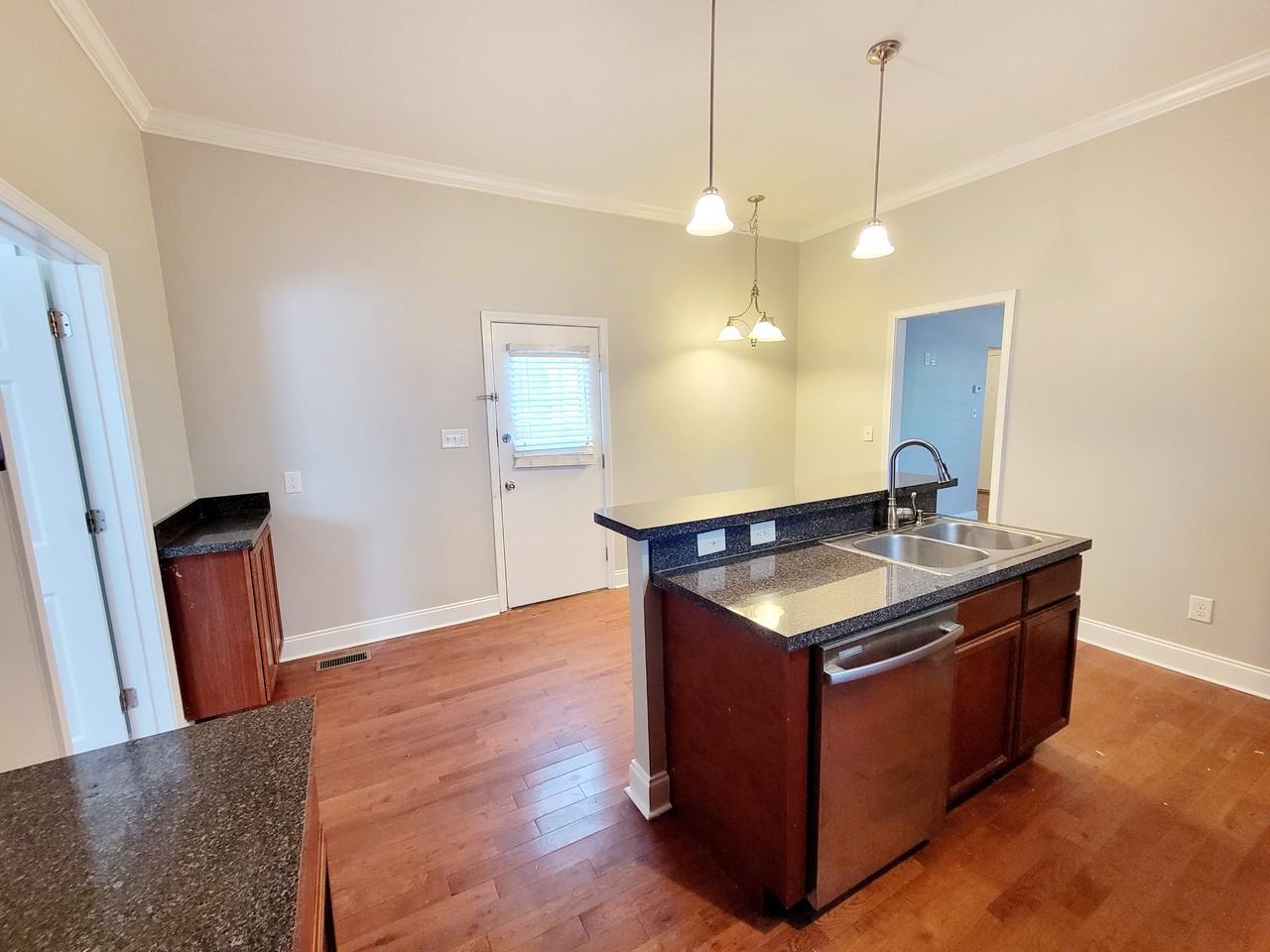 1102 Oakwood Avenue - Photo 4 of 35