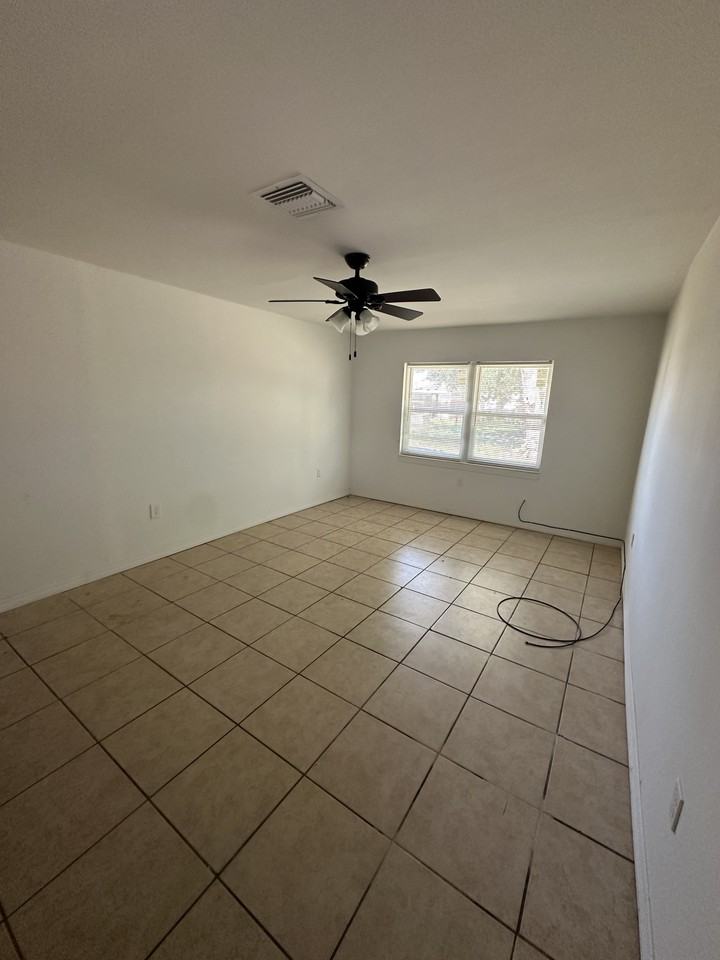 2719 Willie Mays Pkwy - Photo 2 of 6