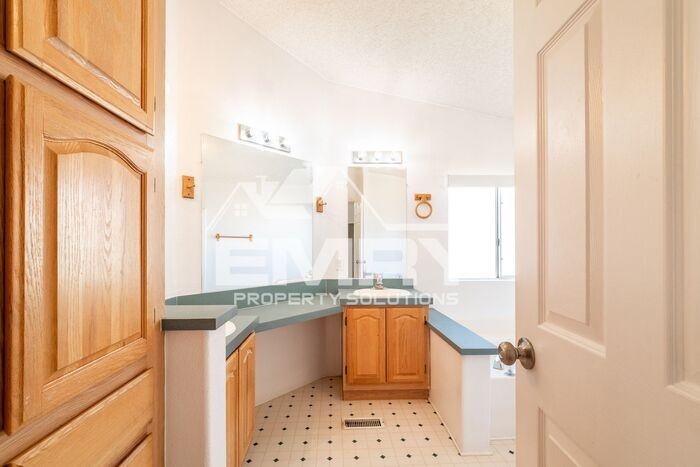 44812 Sierra Hwy - Photo 2 of 33