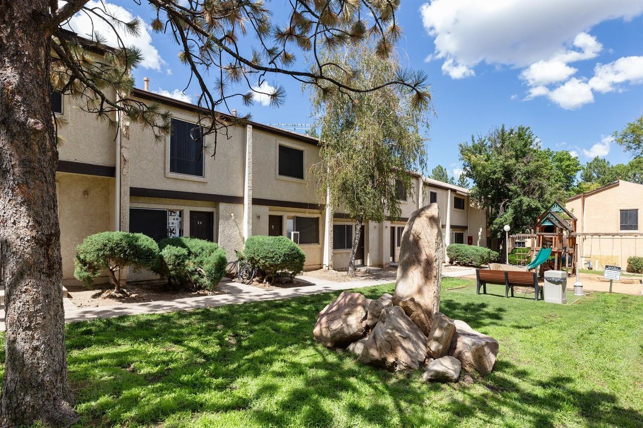 355 Country Club Circle - Photo 5 of 16