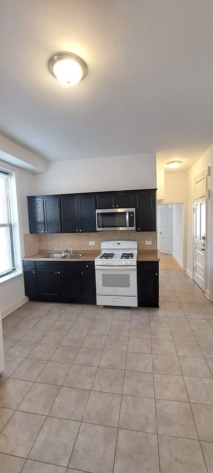 2543 S Saint Louis Ave - Photo 3 of 12