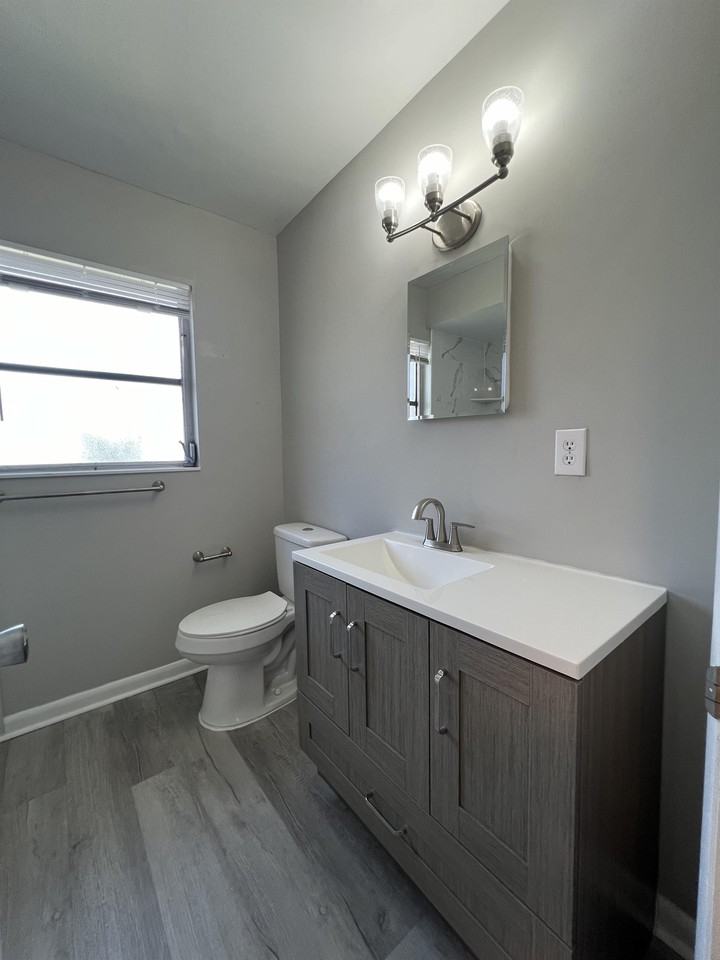 1920 W Lakeview Blvd #1 - Photo 4 of 48