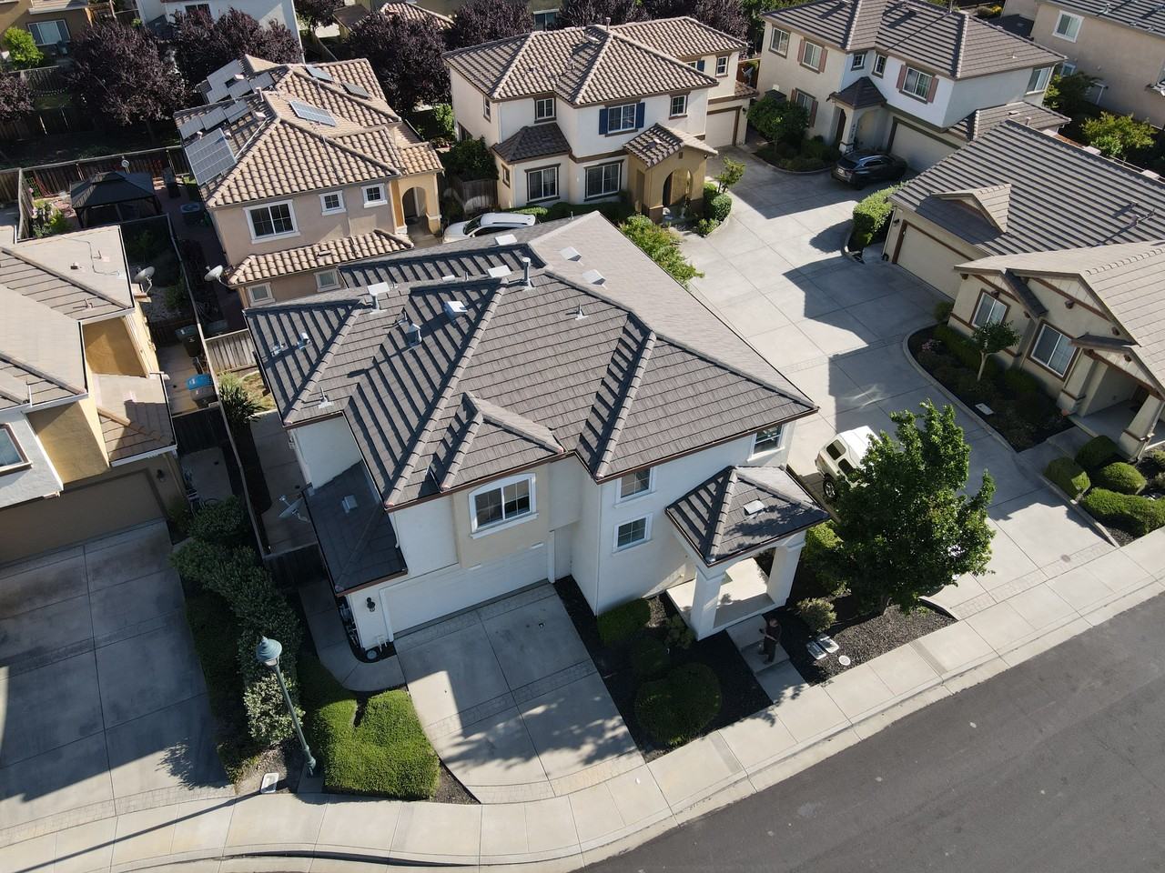 691 Embassy Circle - Photo 2 of 28