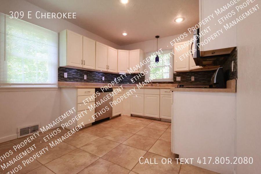 309 E Cherokee St - Photo 3 of 9