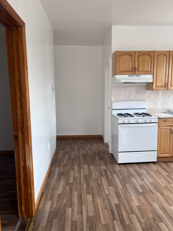 131 Lake Ave #2R - Photo 3 of 6