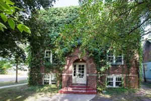 featured image of 1041 College St N