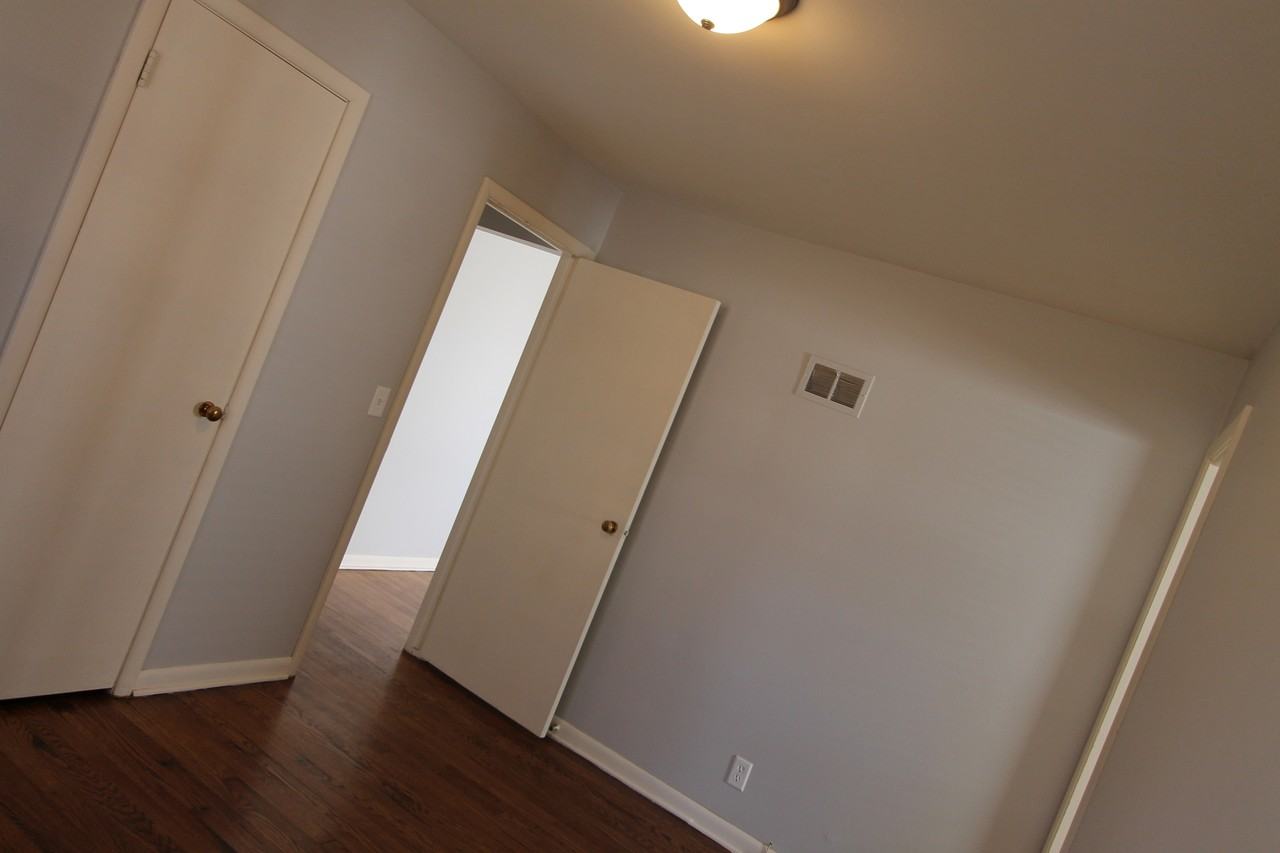 2511 N 70th Ave - Photo 7 of 12