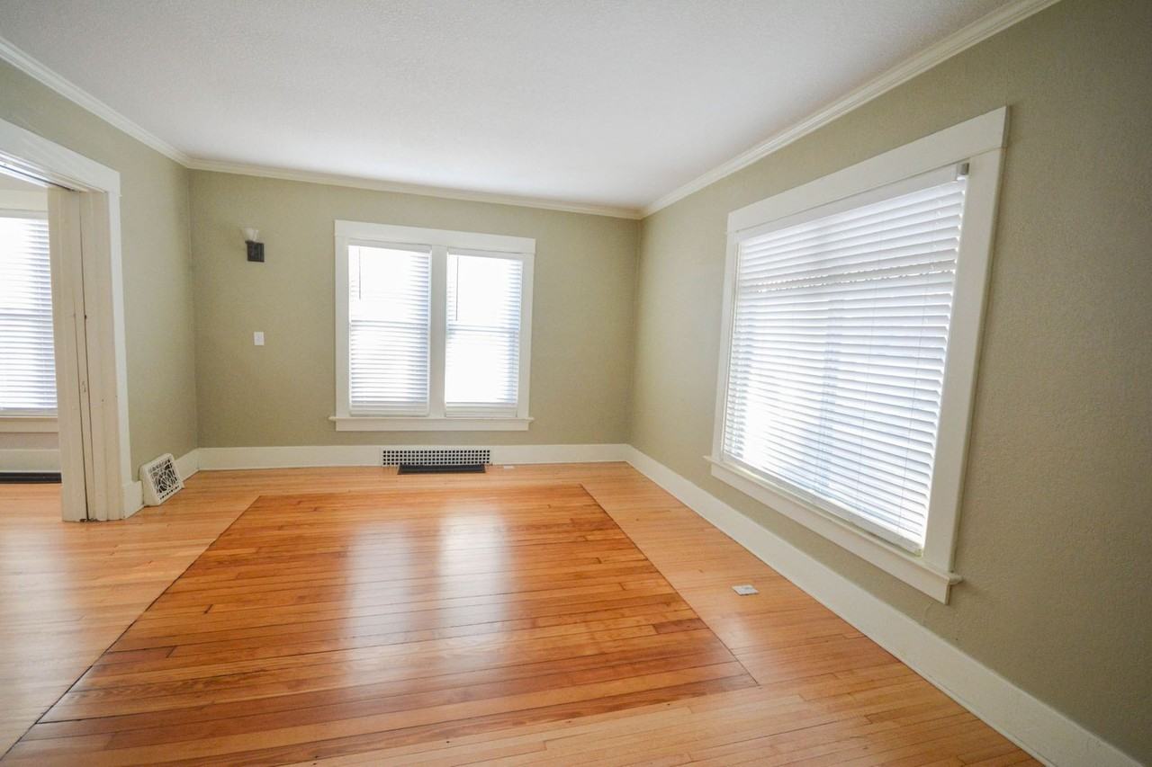 837 Center St W - Photo 2 of 18