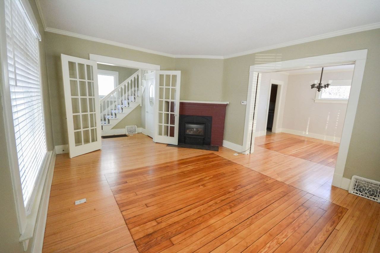 837 Center St W - Photo 3 of 18