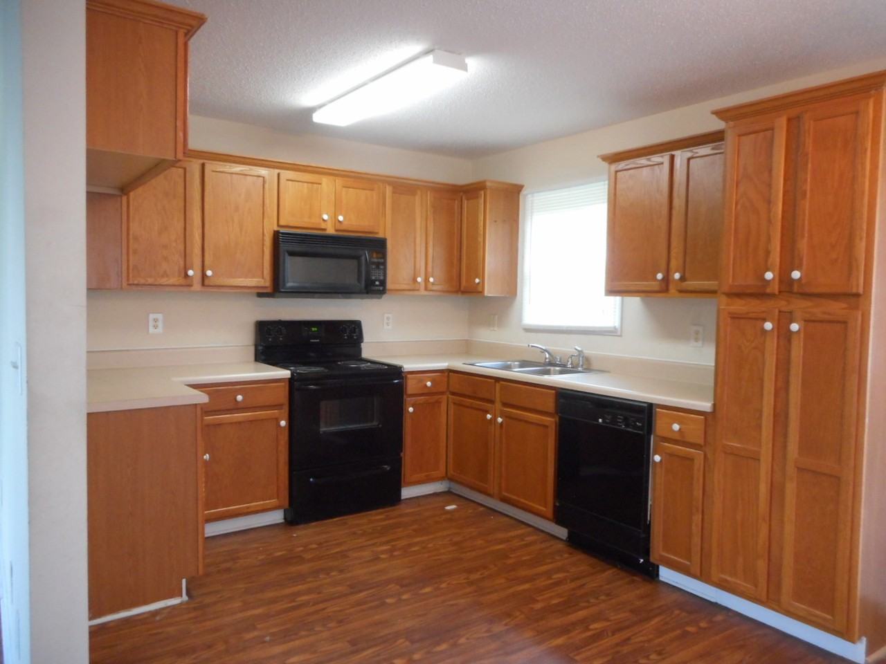 100 Fairfax Dr - Photo 2 of 13