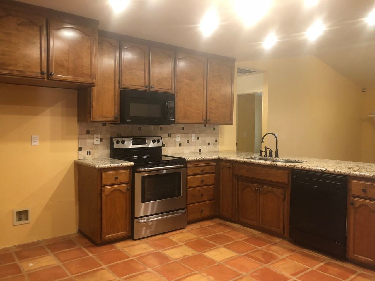 1213 Chetwood Dr - Photo 2 of 12