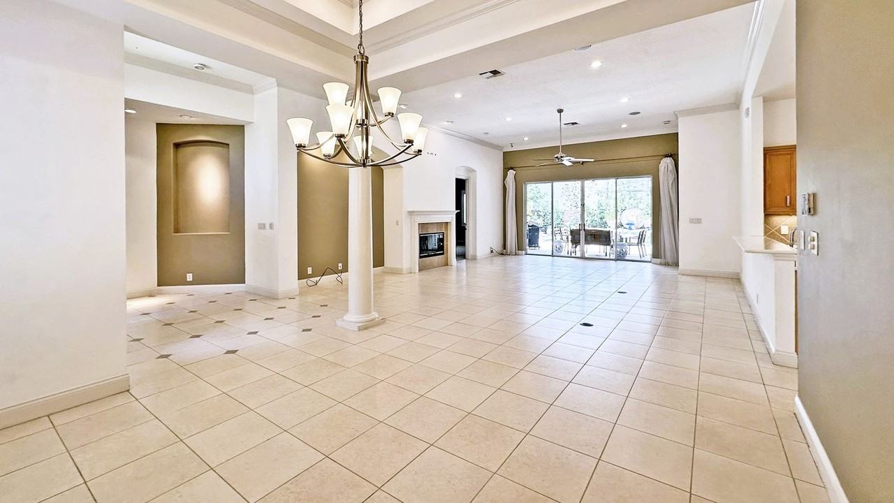 10722 Woodchase Cir - Photo 3 of 32