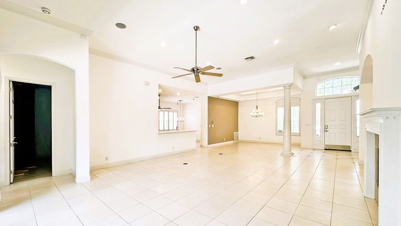 10722 Woodchase Cir - Photo 4 of 32