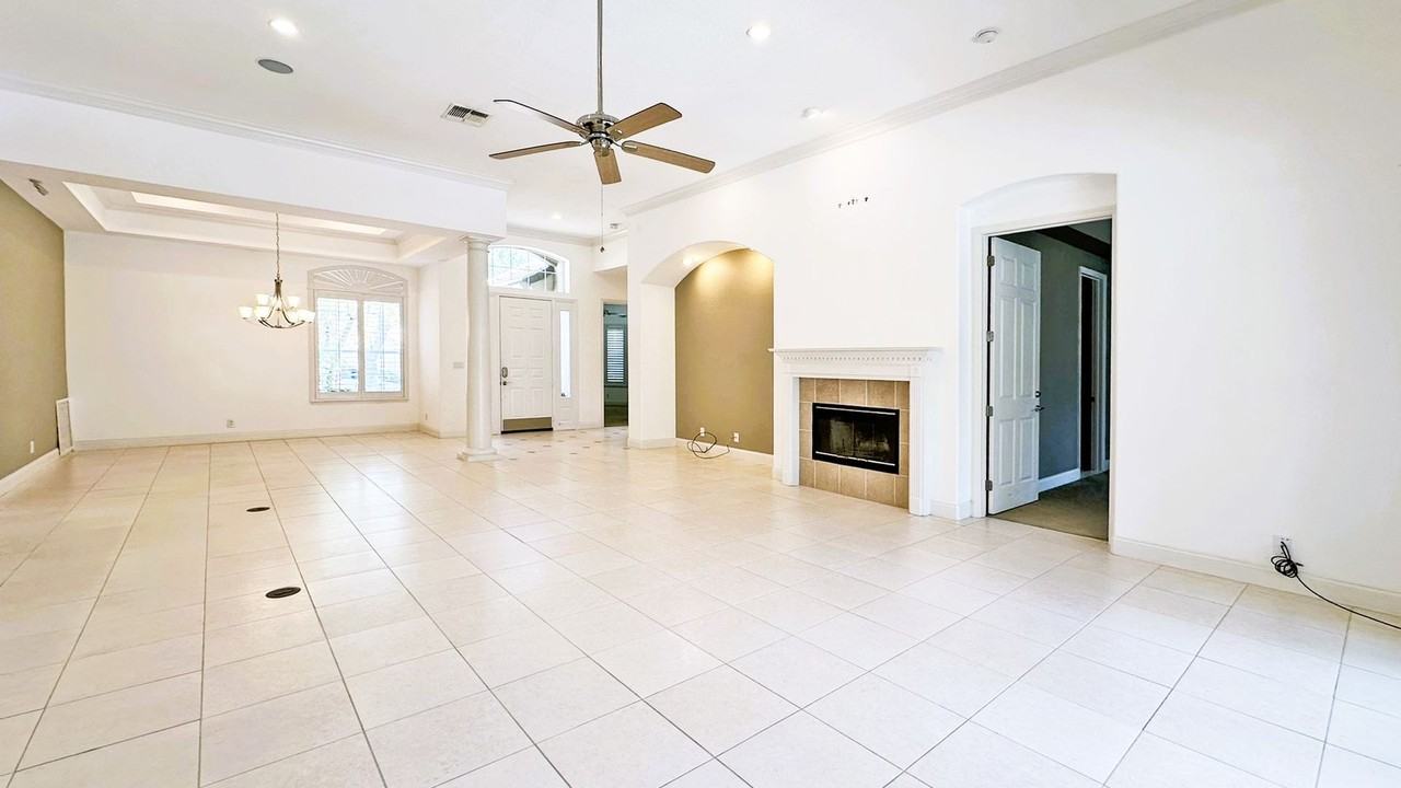 10722 Woodchase Cir - Photo 6 of 32