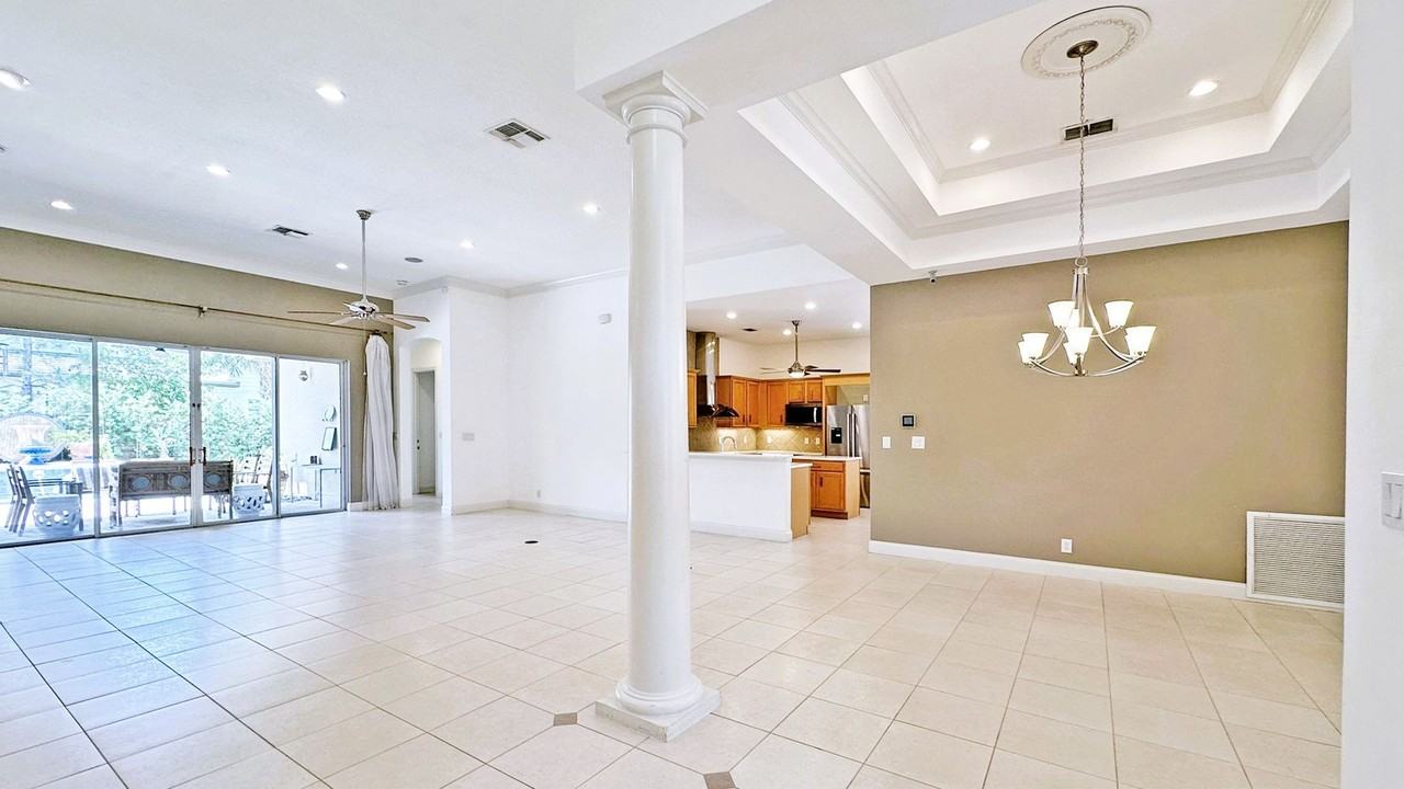 10722 Woodchase Cir - Photo 7 of 32