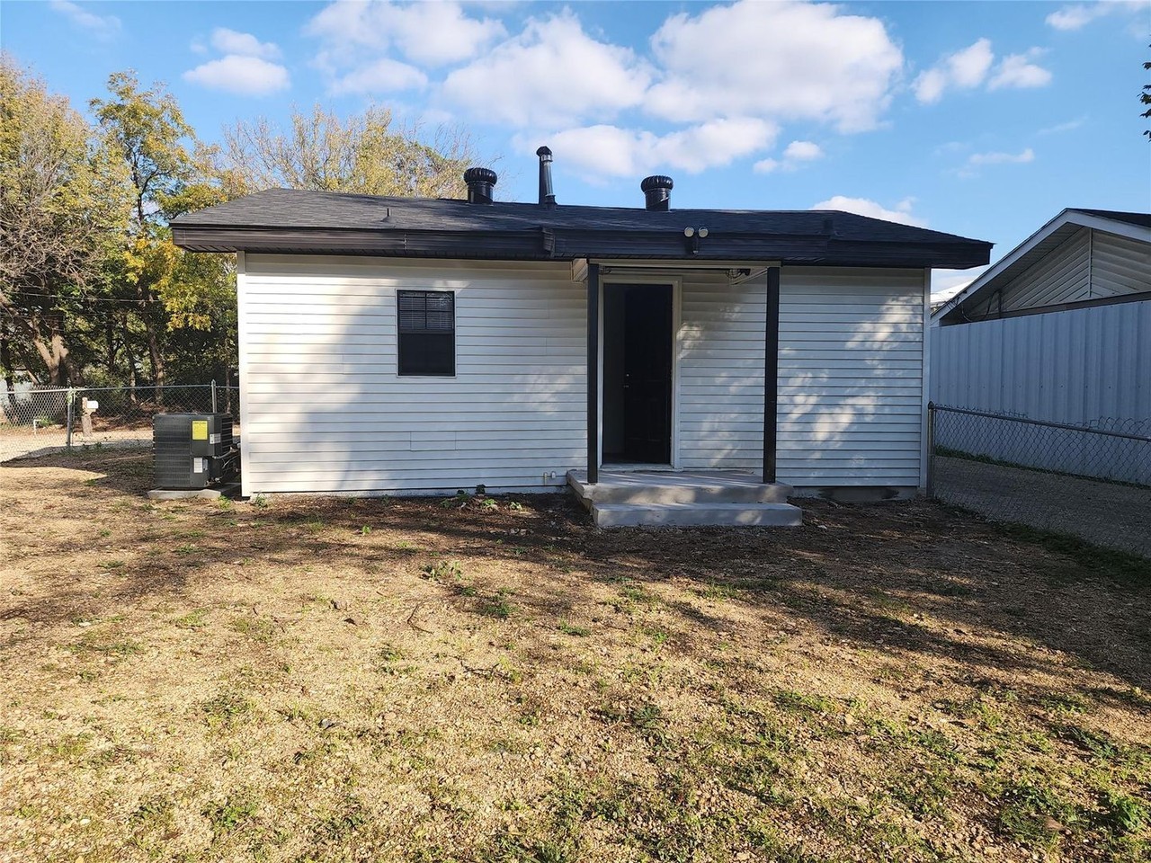 1505 Redbud Ln - Photo 2 of 15