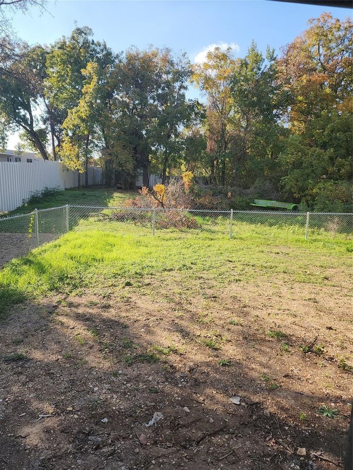 1505 Redbud Ln - Photo 3 of 15