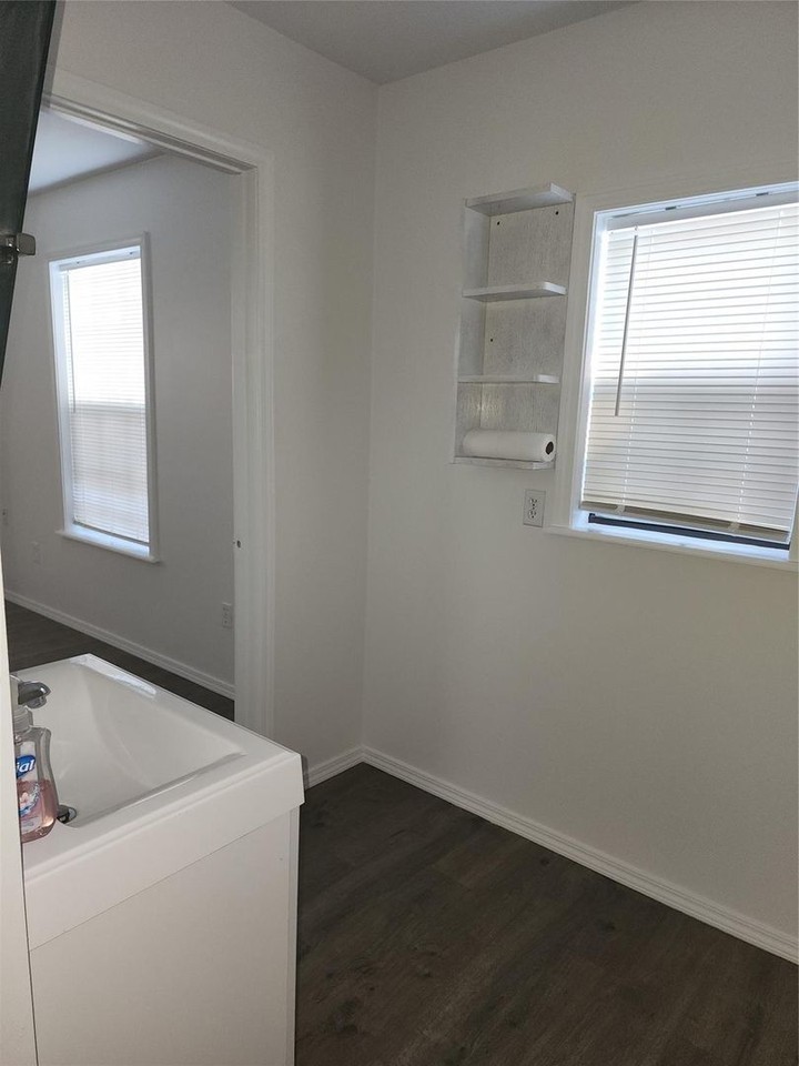 1505 Redbud Ln - Photo 5 of 15