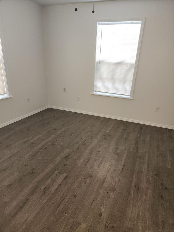 1505 Redbud Ln - Photo 7 of 15