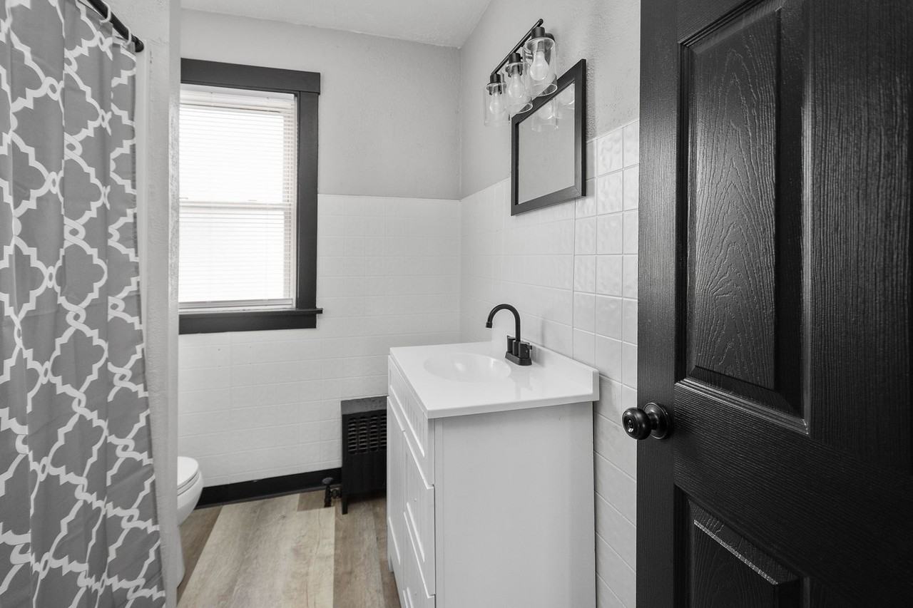 2424 Perry St - Photo 2 of 31