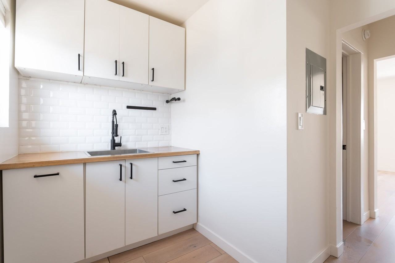 True Oceanfront Living in Venice - Photo 3 of 4